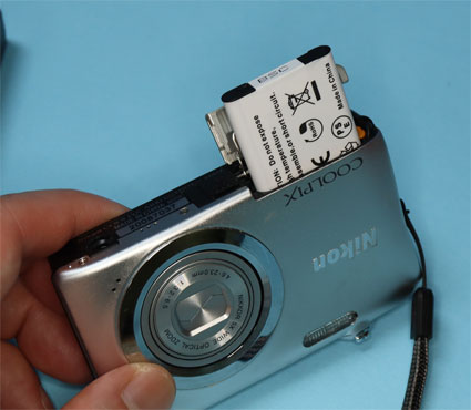 Nikon EN-EL19互換バッテリーをA100にいれる