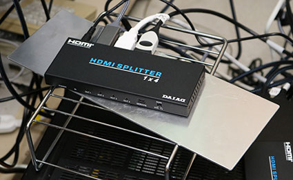 HDMIスプリッターの放熱は必要なので、アルミの板をしく