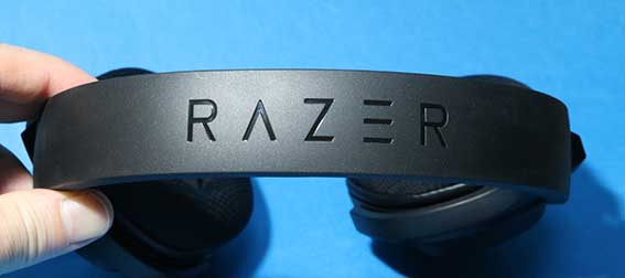 Razer Barracuda Xのヘッドバンドのロゴ