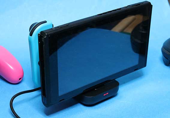 Joy-Con Proコン充電スタンド に Nintendo Switch本体をさして充電する