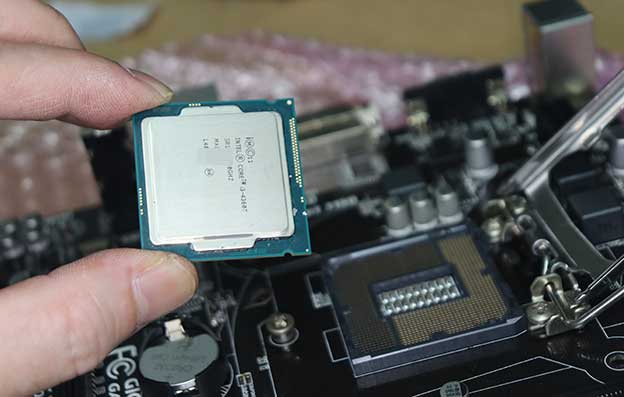 H81 に i3-4360T CPUを取りつける