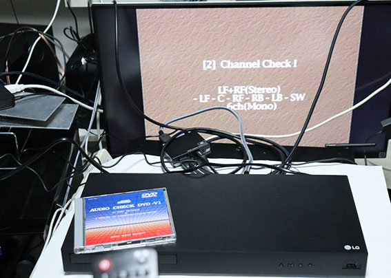 BDプレーヤ UBK90 に テストDVDをいれて、RS-HD2HDA2-4Kのサラウンドテスト
