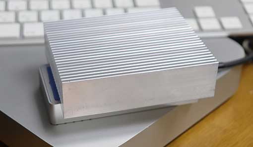 NVMe SSDケースに 熱伝導ゲルシートを貼ってから ヒートシンクをはり付ける