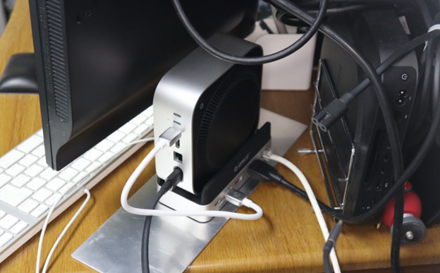 Mac mini M4 と MiniDock Desktop Stand の下にアルミの板をしく