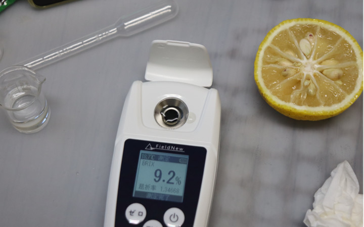 デジタル糖度計 でユズの果汁をはかる